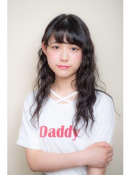 ラリラモーヴ ほつれ束感を表現した黒髪ツヤウェーブ