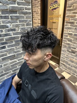 ミリオンバックス 御徒町店(Million Backs) スペインカール/束感ショート/波巻き<理容室>[メンズ/御徒町]