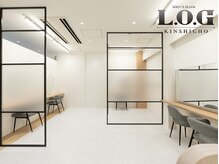 メンズヘアーログ 錦糸町(Men's hair L.O.G)の雰囲気（【メインフロア】周りの目が気になりにくい、仕切り付きセット面）