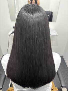 グラム(gram) 艶感重視のシンプル黒髪ストレート