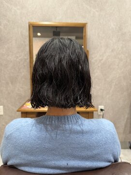 パーマを活かした切りっぱなしボブ