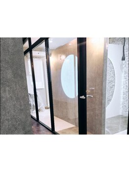 2席のみの半個室空間で贅沢なサロンタイムを…理想を叶えてくれるプライベートサロン《CLeBIA》