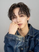 オーシャントーキョーオーバー(OCEAN TOKYO OVER) 韓国ヘアカルマニュアンスコンマバングセンターパート黒髪ウルフ