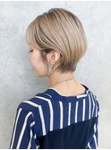 ショートくびれヘア顔周りレイヤーホワイトグレージュ_ba324602