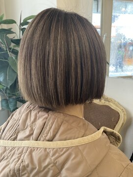 アミュレ(Amule) 丸みショートミルクティーアッシュ白髪ぼかしおかっぱボブ