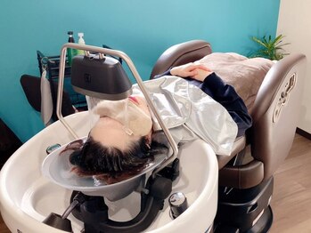 アロアロ(AloAlo)の写真/《YUMEシャンプー》フルフラットのシャンプー台でリラックス。頭皮も身体も癒される極上の時間を―