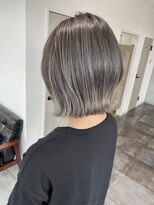 リズム(lysm)&nbsp;バレイヤージュ アッシュグレー　× 切りっぱなしボブ