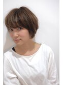 30代・40代大人可愛い小顔ワンサイドショートボブ丸み前下がり