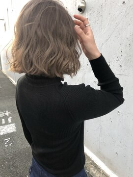 ヘアデザイン ソラ(Sola) 柔らかハイトーンベージュデザインカラーなみなみウェーブミディ