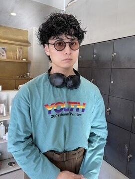 ヘアー アイス カンナ(HAIR ICI Canna) 黒髪無造作パーマ センターパート メンズパーマ 金山/井上