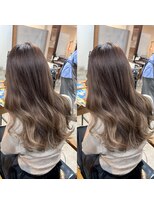 くすみベージュ×ロングレイヤー