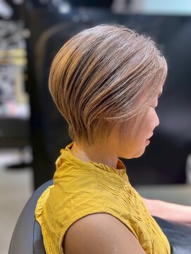 ワンバイジエクト 梅田 似合わせショート/細めハイライト/抜きっぱなしブロンド