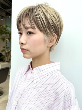 マッシュショート　インナーカラー　ホワイトベージュ