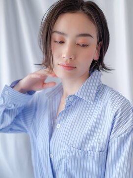 ムーア(MUA) 外ハネ艶髪×ダークアッシュミディ