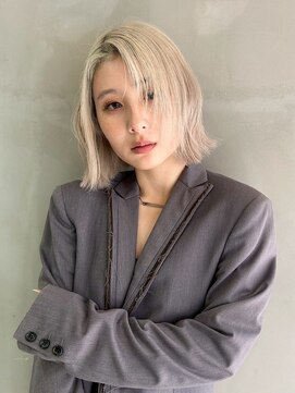 外国人風ホワイトミルクティー切りっぱなしボブ  ハイトーン