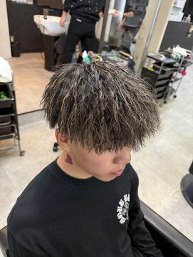 イーラ アメ村店(era) メンズパーマ金メッシュ縦落ちツイストツイスパマッシュ