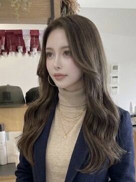 チオ(Chio) 垢抜ける大人の色気「オリーブベージュ×ヨシンモリ」