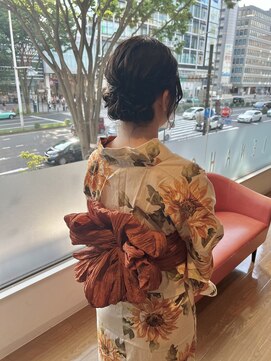 レナークイスト(LENAHC ist) 後れ毛シニヨン