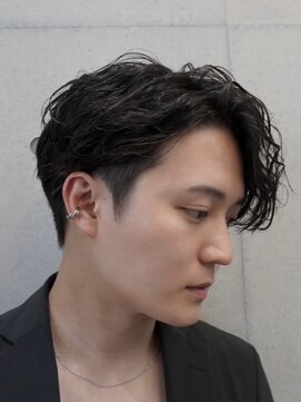 パヌポン(PANUPON) 縦落ちスパイラルツイストパーマセンターパートメンズカット