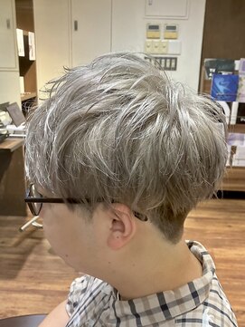 ランソキングス 北千住(RUNSO Kings) ダーク系ファッションで映えるホワイトブロンド♪