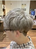 ダーク系ファッションで映えるホワイトブロンド♪