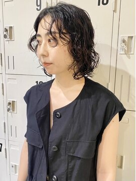 ミー(me.) 黒髪ニュアンスパーマ