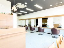 モンド ヘアクリエーション 下荒田店(monde hair creation)の雰囲気(「明るい」「清潔感」「通いやすさ」が特徴の店内の雰囲気。)