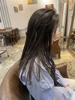 筋感のある細めハイライト外国人風オフィスで浮かないハイライト