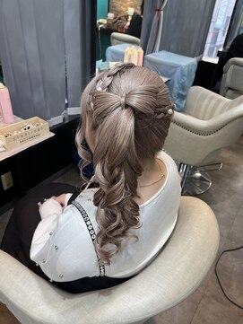 リエラ 新宿(RIERA) 立体りぼんサイドポニー