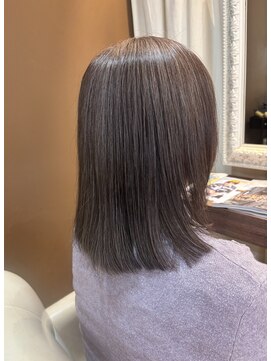 脱白髪染めで楽しむベージュ系艶カラー