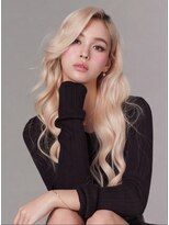 キヴィ(kivi) 外国人風ハイトーンブロンド×ダブルカラー 巻き髪ロング