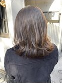 暗すぎず重たく見せない大人オリーブグレージュ