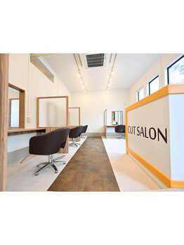 【カット専門店 ￥1800(税込)】仕切りがあり、周りを気にせず過ごせる！男女問わず通いやすい雰囲気♪