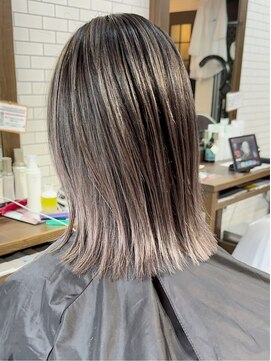 アミーゴ(AMIGO) 外ハネボブ バレイヤージュカラー グレージュ