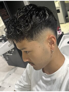 フランクスバーバーザスタンド(Frank’s barber the stand) フェザーパーマサーフカール刈り上げセンターパート