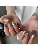 グレージュ×金箔ホイルの大人モードネイル