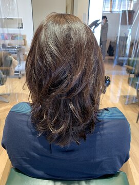 サラ(sarah) ミディアム/ウルフレイヤー/質感パーマミックス