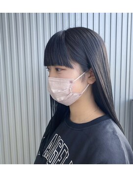 コクア オン(KOKUA ON) Wide bangs in blue-black and fashionable.