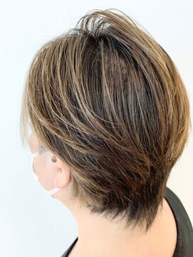 カラーワールド カンナヘアーメゾン(color world canna hair maison) 30代40代大人綺麗なアッシュベージュ丸みショート