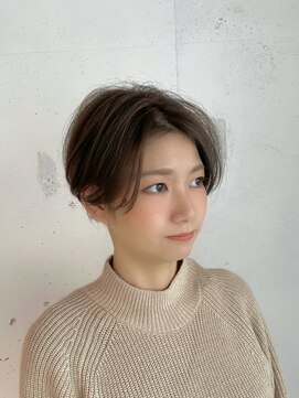 ストレータ バイ マリオ(Strata by mario) ［横山］メルティーカラーセンターパート前髪長め耳掛けショート