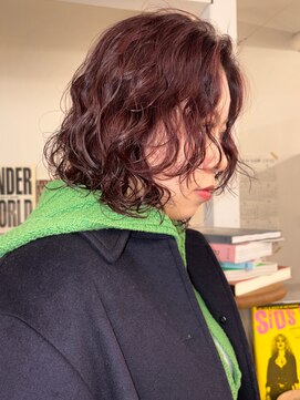 トナリ(tonari) 暖色ワインレッド+ロブパーマ