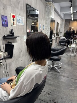 コワファースト長崎シャンプーボーイ 2nd(COIFF1RST 長崎 SHAMPOO BOY) ぱつっとボブ 外ハネボブ 切りっぱなしボブ ショートボブ
