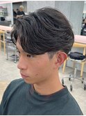 大人の抜け感を演出する、今トレンドのフェザーパーマ