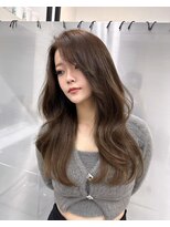 ロムーク 表参道(LOMKH)&nbsp;夏の小顔ロングレイヤーカット顔周りシールエクステブルーカラー