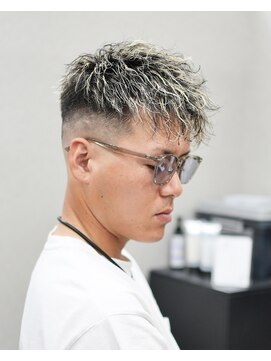 スラッシュ(SLASH) メンズパーマ/ホワイトハイライト/短髪/フェード/ツイスト/姫路