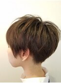 女性らしいフォルムのショートスタイル