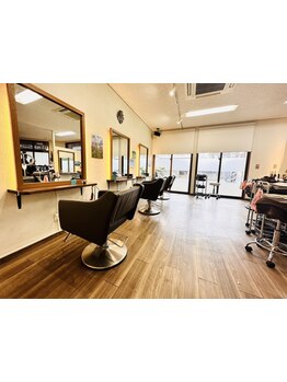 暖色を取り込んだゆったりとした空間でリラックスできるひと時をお過ごしください。