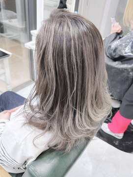 デイズ(days) 大人可愛いグレーベージュバレイヤージュカラー　DAYS