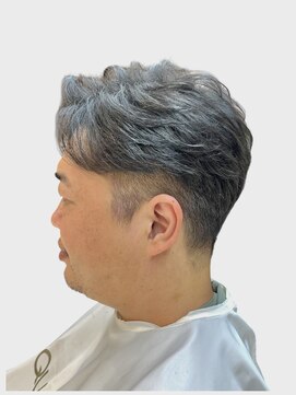クオリス 上板橋店(QUALIS) 大人メンズ◎刈り上げフェザーショート×センターパート