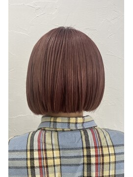 スモーキーピンクの前下がりボブ